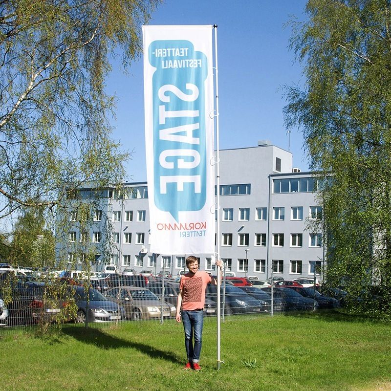 Flaggfabrik: flaggstång och stor flagga