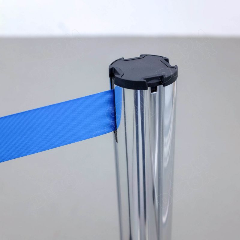 Barrier pole with retractable barrier belt